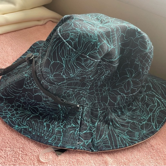 New Triangle tie-dyed string, bikini, matching bucket hat & scrunchies⭐️ - Picture 4 of 11